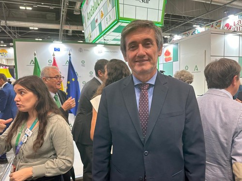 Manuel Cortes alcalde
De Adra visitando la
Feria.