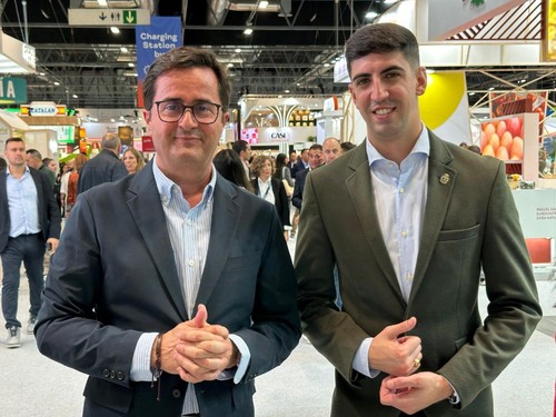 Francisco Góngora, alcalde de El Ejido, junto a Manuel Martínez, concejal de Agricultura, en su visita a Fruit Attraction.