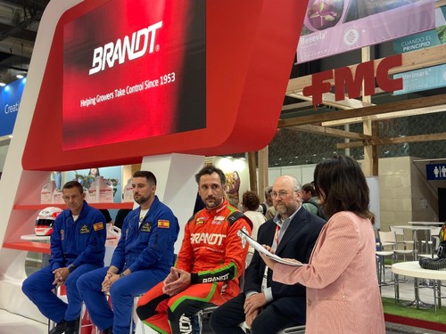 La patrulla del Águila visitó el stand de Brandt, donde explicaron su trabajo y la conexión que tiene en valores con la agricultura.