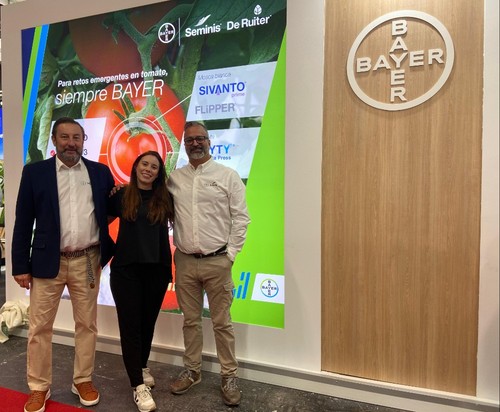 Jesús Joya y Juan Miguel Robles, de ventas, junto a Melissa Díquez, del departamento de Marketing de Bayer.