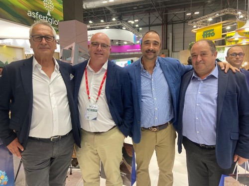 Juan Moya, presidente de Suca (derecha), junto a varios compañeros visitando la feria