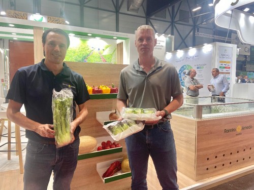Roberto Sabando y Henry Smienk, de Ramiro Arnedo, posando con algunas variedad de hoja y brásicas.