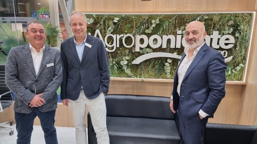 Antonio Román, subdirector general; José Luis Terrón, director de Cadena de Suministro; junto a Imanol Almudí, CEO de Agroponiente.