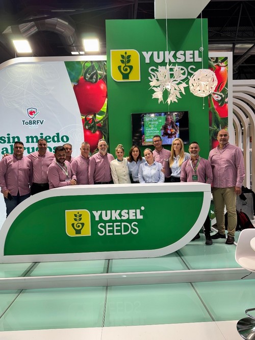 Equipo al completo de Yuksel Seeds en su stand en el pabellón 9, junto a la chef y nutricionista Marta Verona.