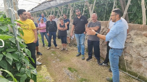 Agricultores atendiendo a las explicaciones