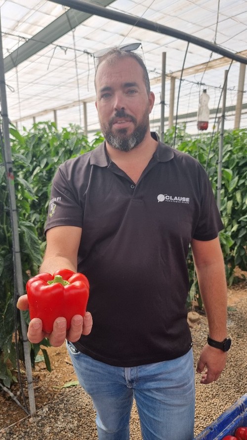 Alejandro, de HM.CLAUSE, muestra un fruto de Kefren
