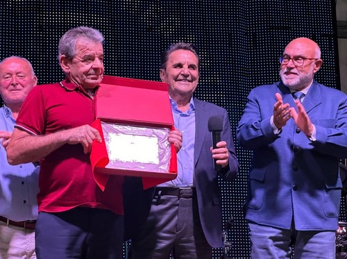Se le entregó una placa a Antonio López, agricultor de Solponiente, por su jubilación
