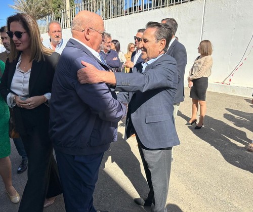 Francisco Rodríguez, presidente de SEIASA, saludando a Manuel García Quero, presidente de la Junta Central de Usuarios