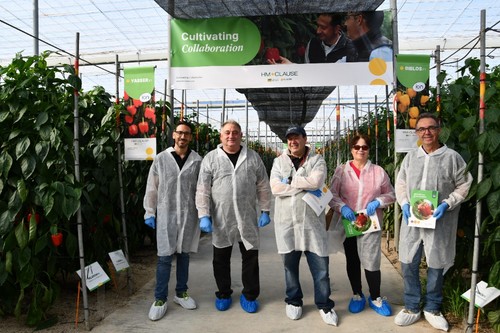 Técnicos de HM.CLAUSE con dos de los agricultores asistentes a las jornadas en su primer día.