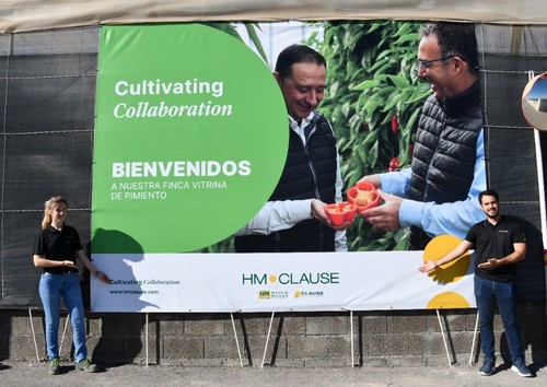 Tania López y José Miguel Reyes, del departamento de Comunicación, muestran la nueva imagen corporativa de HM.CLAUSE