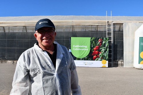 Bonifacio Sánchez, Coordinador Regional de Ventas de HM.CLAUSE, en las puertas de la finca vitrina