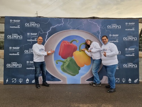 Antonio Miguel López, Elvira Vitores y José Ramón Martínez junto a la imagen promocional de la gama OlimpΩ