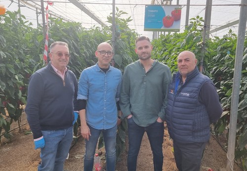 Luis Martínez, de Syngenta, con algunos agricultores asistentes