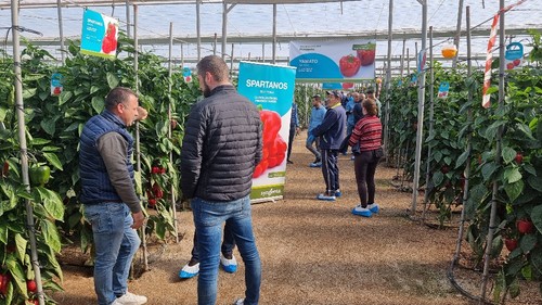 El agricultor propietario de la finca conversa con algunos de los asistentes a la jornada.