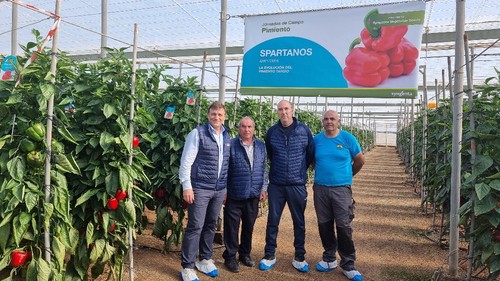 David Blázquez, de Syngenta, con alguno de los asistentes