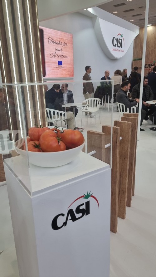 CASI presume de tomates en su stand del pabellón 18