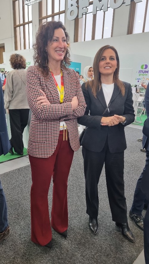 CASI presume de tomates en su stand del pabellón 18