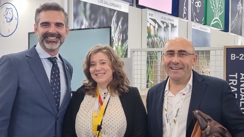 El consejero de Agricultura con Isabel Santorromán y Sergio Sánchez, de Agrobío.