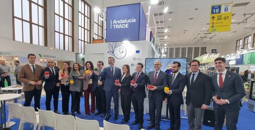 Delegación de autoridades almerienses posando en el stand de Andalucía