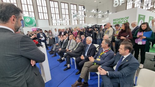 Autoridades en el público durante la presentación de la segunda edición de Vestial.