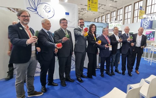 Foto de familia al cierre de la presentación de Vestial.
