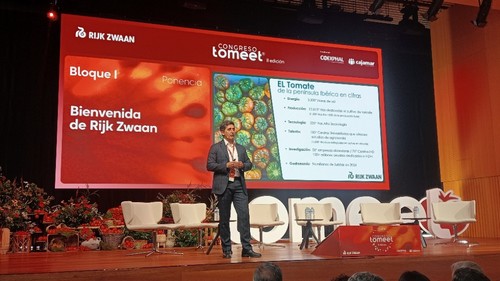 Ricardo Ortiz dando la bienvenida al congreso