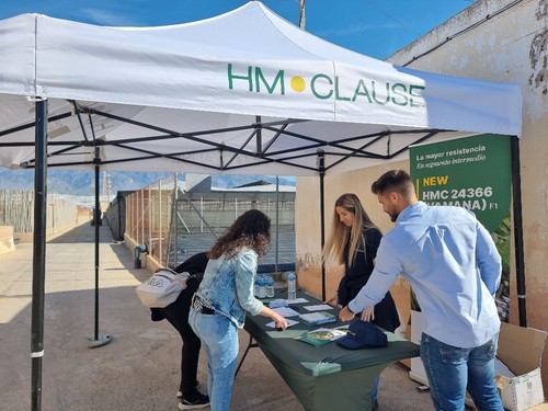 Algunos asistentes en la inscripción y recogida del catálogo de HM.CLAUSE