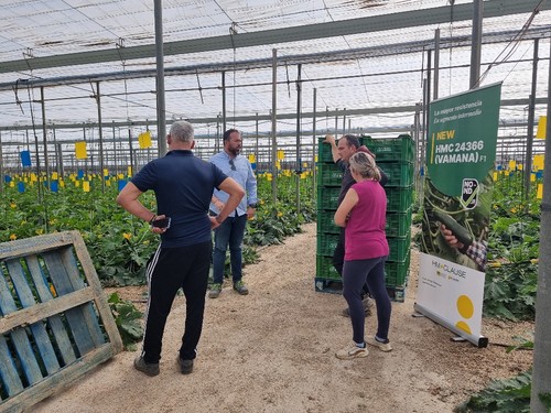 Atendiendo a los agricultores asistentes a las jornadas