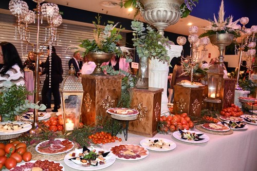 Gran mesa preparada para el aperitivo.