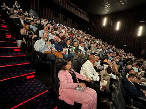 La sala se llenó por completo.