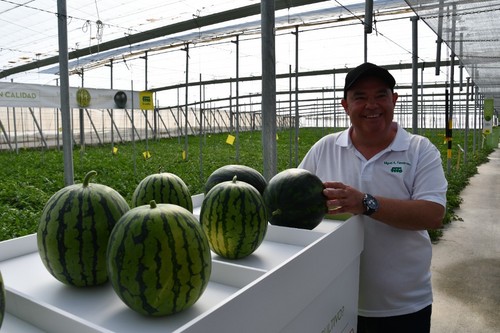 Miguel Ángel Rodríguez con la gama de polinizadoras