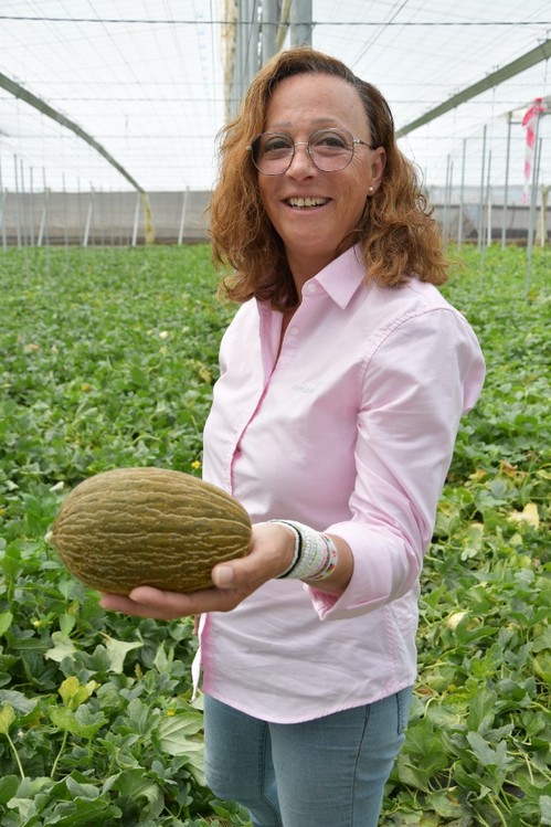 Mercedes Fernández muestra el mini piel de sapo de carne naranja