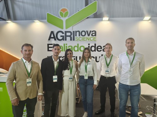 Equipo de Agrinova Science en su stand.
