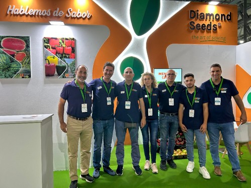 La casa de semillas Diamond Seeds con todo su equipo en la feria.