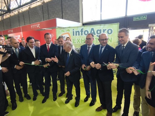 Momento oficial de las autoridades cortando la cinta que inaugura la feria.