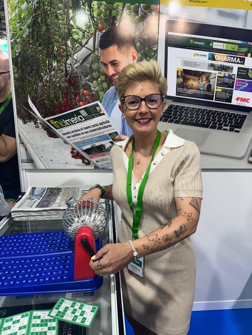 Elena Sánchez fue la encargada de sacar las bolas del bingo.