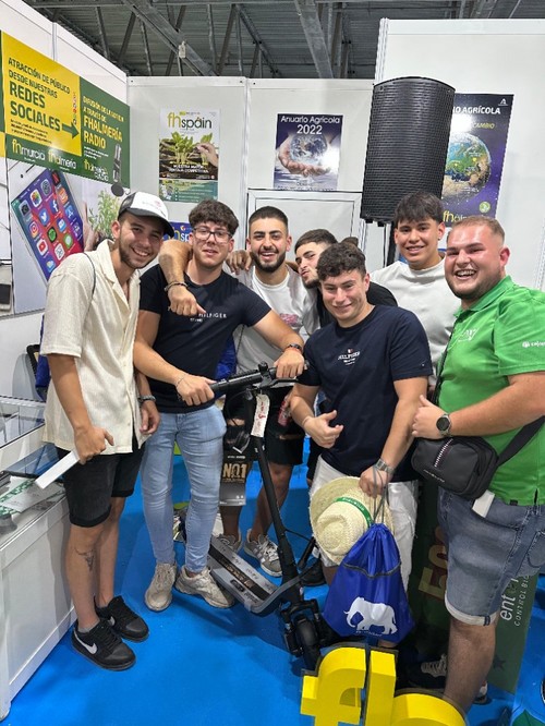 Grupo de amigos con el patinete del bingo de FHALMERÍA. El segundo desde la izquierda fue el ganador, Alberto Sánchez.
