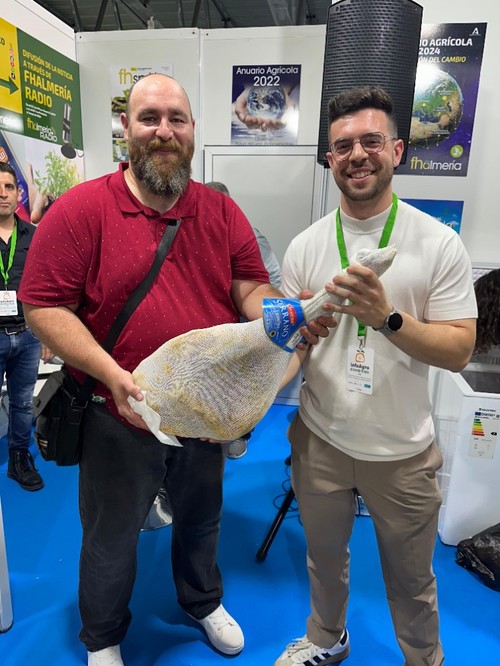 A la izquierda, José Javier Guil, ganador de la línea del bingo de FHALMERÍA junto a Carlos Gutiérrez, coordinador de la entidad, entregándole el premio.