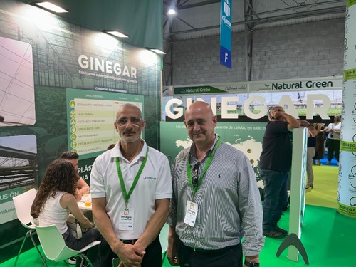Manuel López (dcha.), gerente de Ginegar, junto a un compañero