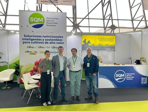 El equipo de SQM, en su expositor de la segunda planta