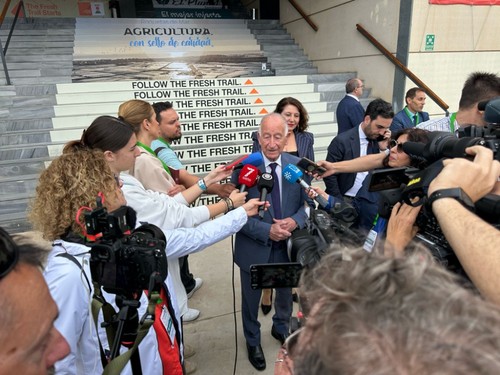 El alcalde de Roquetas, Gabriel Amat, atendió a los medios