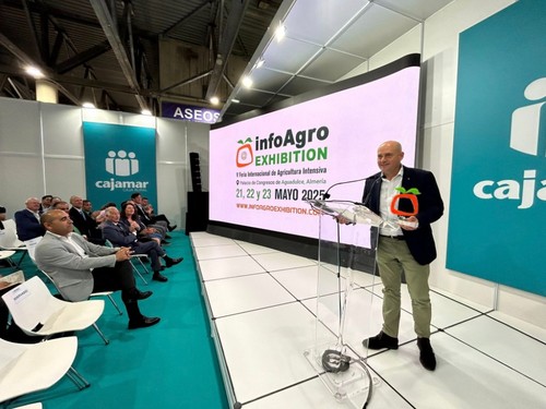 El director comercial de Koppert, Juan Miguel Rodríguez, ha recogido el premio VíaEco en los Premios Infoagro Exhibition