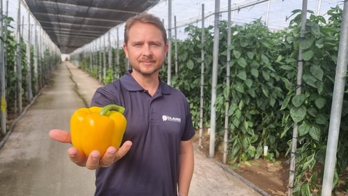 Venancio Manzaneque muestra un fruto de Belenus