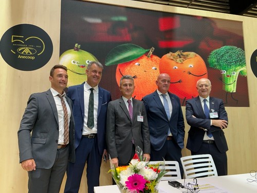 Anecoop celebró su 50 aniversario en el primer día de feria rodeado de empresarios y profesionales del sector.