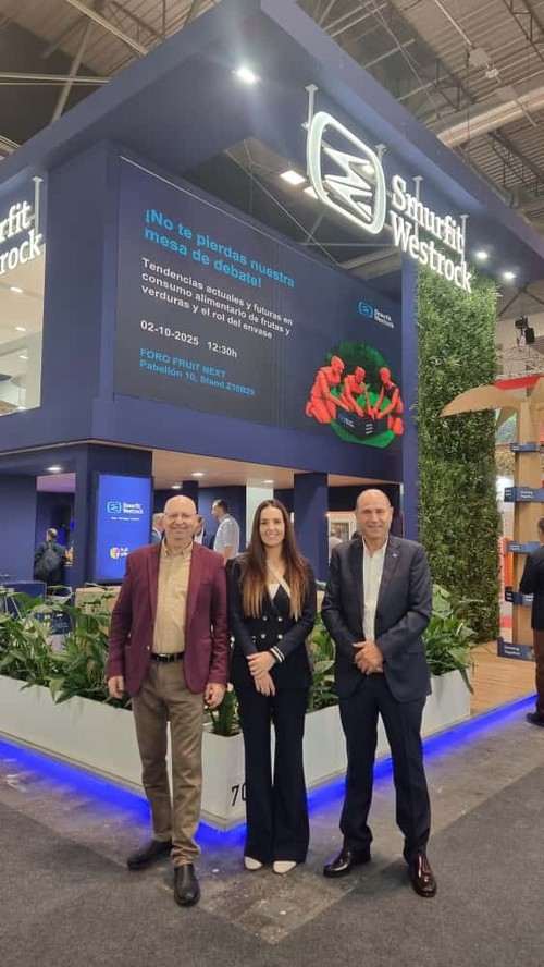 Antonio López, director comercial de Smurfit Westrock en Almería, con Juan Domene,  comercial, y Sara Gutiérrez, de Marketing.