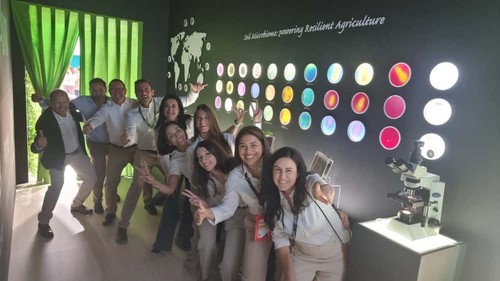 Parte del equipo de Trichodex del Grupo Fertiberia en el laboratorio que llevan a Fruit Attraction.