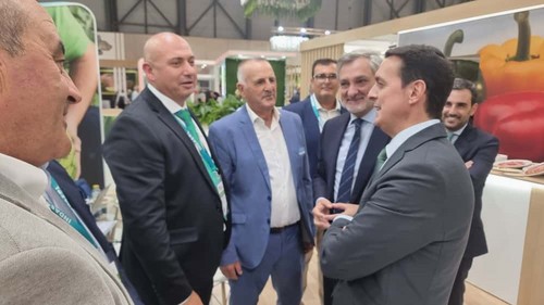 El presidente de la Diputación visita el stand de Indasol.