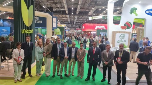 Organizadores del evento esperando la llegada del ministro para la inauguración
