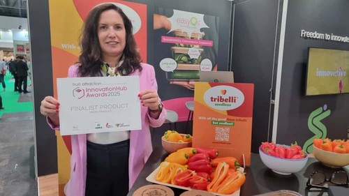 Mari Carmen Manjón, sales manager de Enza Zaden, posa con el diploma de finalista del Innovation Hub en la categoría de Fresh Product