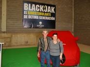 Francisco Hernández, ganador del coche sorteado por la compra de Blackjak, junto a su esposa.